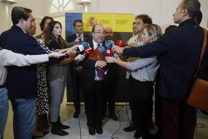 El ministro de Cultura y Deporte, Miquel Iceta, atiende a los medios en la Subdelegación del Gobierno en Málaga