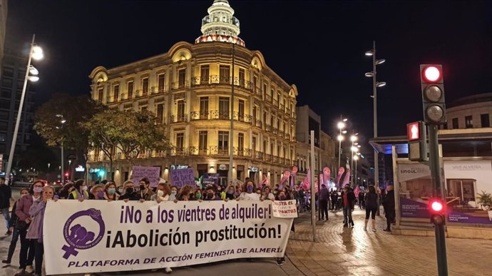 Acción de la Plataforma de Acción Feminista de Almería en la Puerta de Purchena.