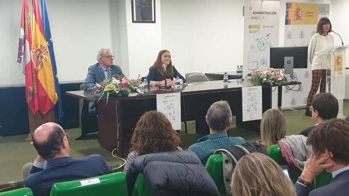 La delegada del Gobierno en Castilla y León, Virginia Barcones, explica a los alcaldes de Palencia los servicios que el Gobierno pone a disposición de los municipios.