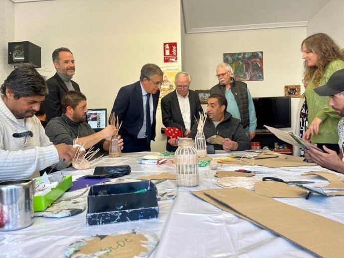 El consejero de Servicios Sociales, Pablo Rubio, visita un taller de inclusión social en Haro