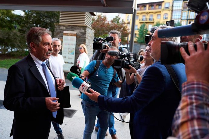 El presidente de Cantabria, Miguel Ángel Revilla, hace declaraciones a los medios