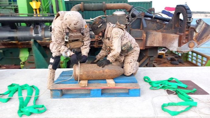 Proyectil localizado en aguas de Santurce y retirado por efectivos de la Armada de Ferrol.