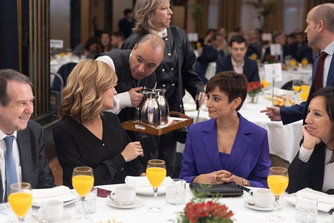 La ministra de Educación y Formación Profesional, Pilar Alegría; la ministra de Política Territorial y Portavoz del Gobierno, Isabel Rodríguez y la delegada del gobierno en la Comunidad de Madrid, Mercedes González, durante el desayuno informativo.
