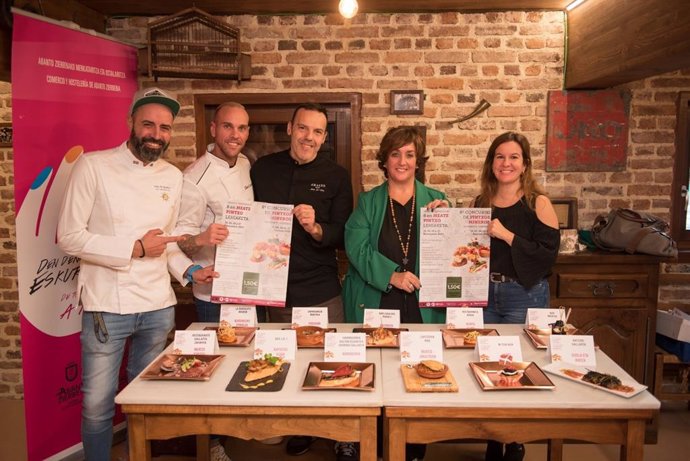 La alcaldesa de Abanto Zierbena, Maite Etxebarria, en la presentación de la octava edición del Concurso de Pintxos Mineros de Abanto Zierbena.