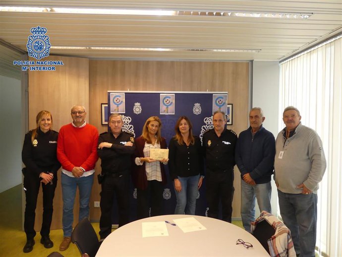 Policía de La Rioja entrega el dinero recaudado en la celebración del 'Día del Niño'