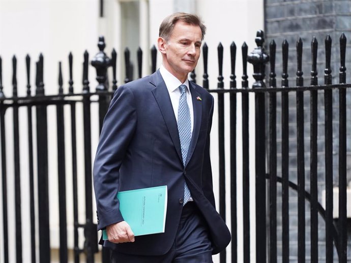 17 November 2022, United Kingdom, London: UK Chancellor of the Exchequer Jeremy Hunt leaves 11 Downing Street, London, for the House of Commons to deliver his autumn statement. Photo: James Manning/PA Wire/dpa