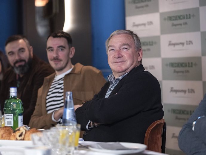 El exseleccionador Javier Clemente, en una charla junto a los cómicos de Pantomima Full, Rober Bodegas y Alberto Casado.