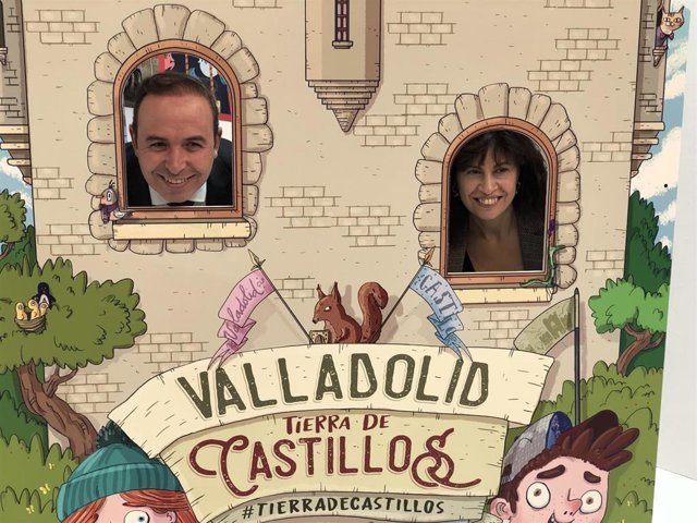 Víctor Alonso y Ana Redondo posan con el reclamo de la provincia de Valladolid como 'Tierra de Castillos' en el expositor conjunto de Diputación y Ayuntamiento en Intur.