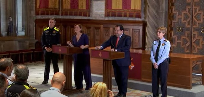 La alcaldesa de Barcelona, Ada Colau, y el conseller de Interior, Joan Ignasi Elena, en una rueda de prensa junto al jefe de la Guardia Urbana de la ciudad, Pedro Velázquez