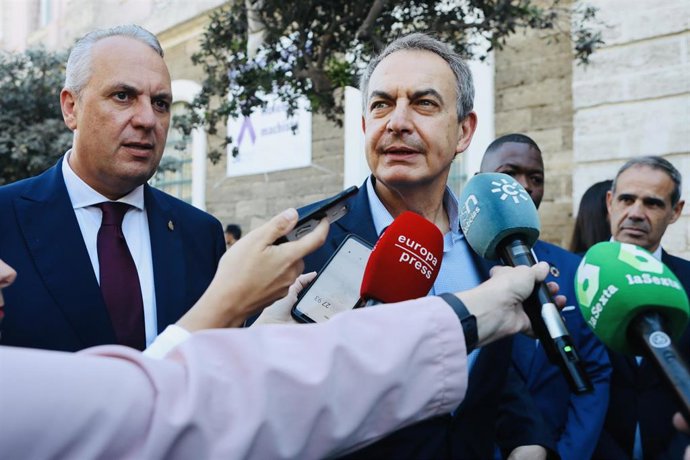 El ex presidiente del Gobierno, José Luis Rodríguez Zapatero, atiende a los medios durante una visita a Cádiz