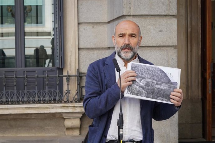Archivo - El diputado del BNG en el Congreso, Nestor Rego, sostiene una imagen del viaducto de la A-6 colapsado