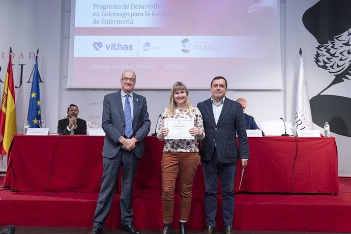 El rector de la Universidad Nebrija, José Muñiz; la supervisora de hospitalización y Servicios generales de Vithas Lleida, Olga Melé, y el director general del grupo Vithas, Pedro Rico