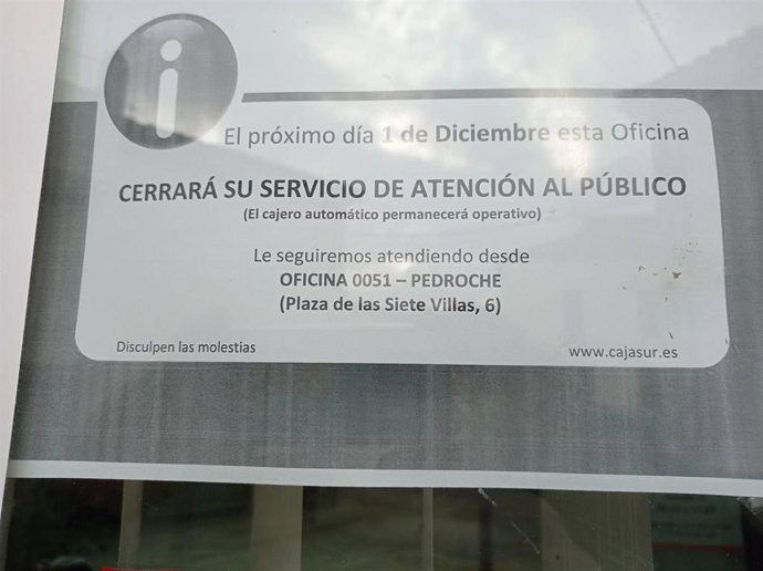 Cartel que anuncia el cierre de la única sucursal bancaria en Torrecampo.