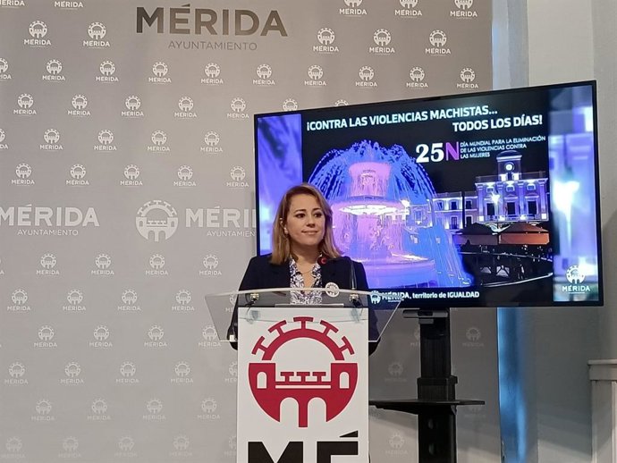La delegada de Igualdad, Ana Aragoneses, en la presentación de las acciones por la semana del 25 N, Día de la Eliminación de la Violencia contra las Mujeres, en el Ayuntamiento de Mérida