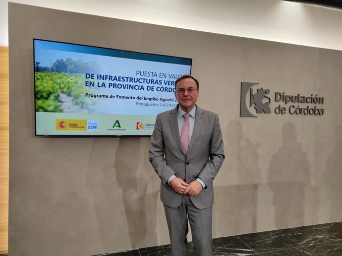 El delegado de Medio Natural y Carreteras de la Diputación de Córdoba, Francisco Palorames, en rueda de prensa.