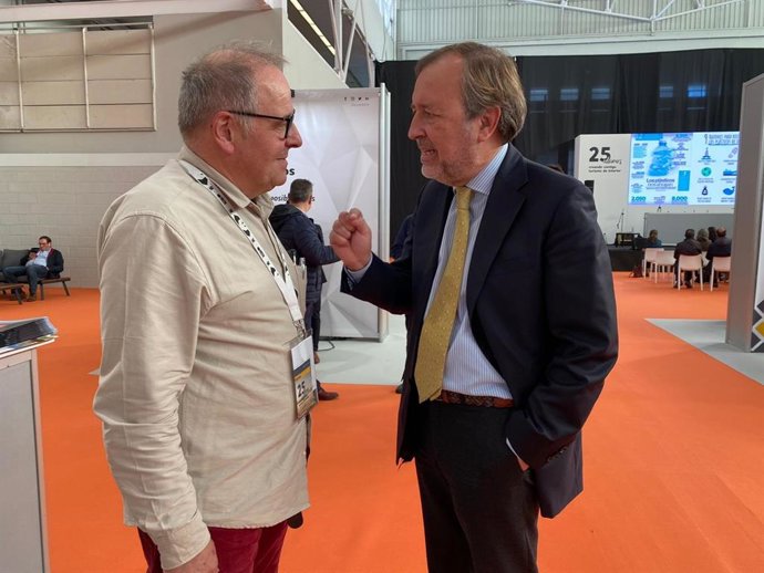 El director general de Turismo de la Junta de Castilla y León conversa con uno de los expositores en INTUR Negocios.