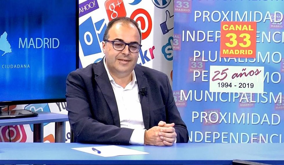 El alcalde de Leganés, Santiago Llorente, en una entrevista en Canal 33 TV de Madrid