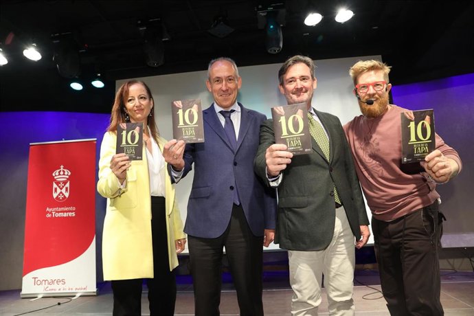 El alcalde de Tomares (segundo por la izquierda), en la presentación de la 'Ruta de la Tapa Gourmet' de la localidad.