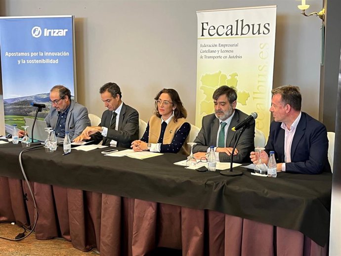 La consejera (C) en la Asamblea de Fecalbus.