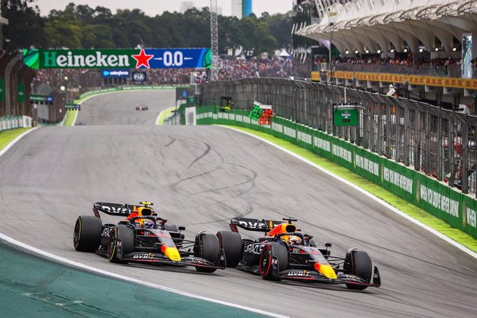 11 PEREZ Sergio (mex), Red Bull Racing RB18, 01 VERSTAPPEN Max (nld), Red Bull Racing RB18, action during the Formula 1 Heineken Grande Premio de So Paulo 2022, Sao Paulo Grand Prix Grand Prix 2022, 21st round of the 2022 FIA Formula One World Champion