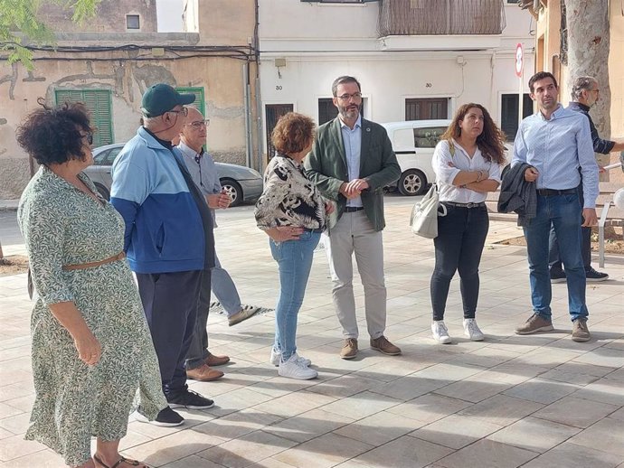Visita del alcalde de Palma, José Hila, al barrio del Coll d'en Rebassa.