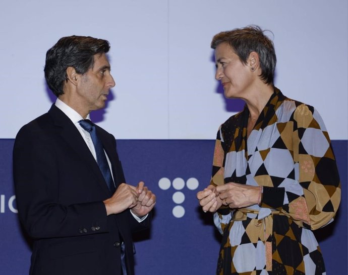 El presidente ejecutivo de Telefónica, José María Álvarez Pallete, y la vicepresidenta de la Comisión Europea y comisaria de Competencia, Margrethe Vestager, durante la celebración de EnlightED este jueves 17 de noviembre en Madrid.