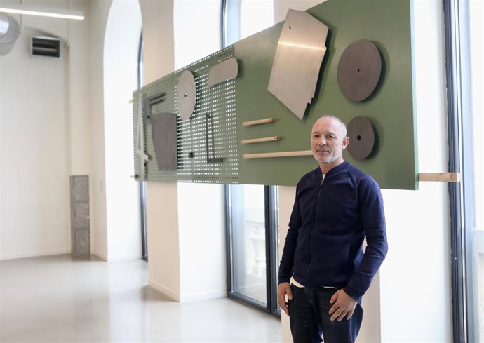 Xabier Salaberria reinterpreta 'Homenaje al Padre Donosti' de Oteiza en una intervención en Tabakalera