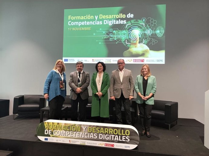 La consejera Maeztu (centro) y Miriam Martón (derecha) junto a responsables de la Funda y el SEPE.