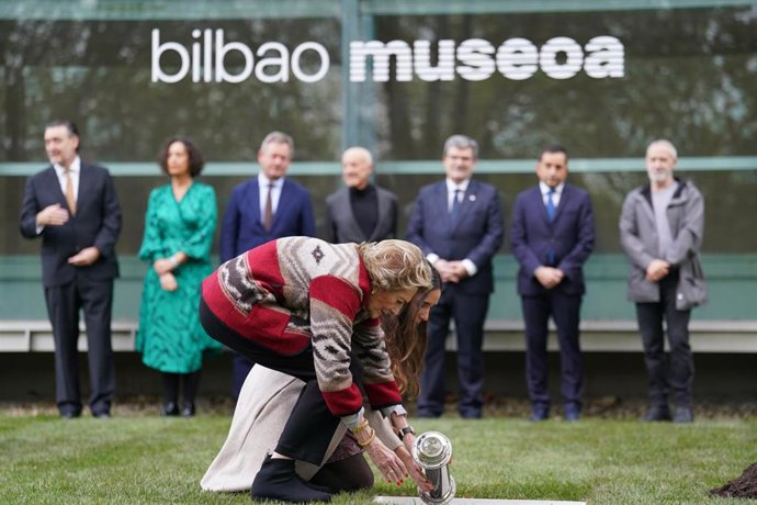 Dos  Amigas del Museo Bellas Artes de Bilbao, Carmen López Niclós y Rut Salvaerri, colocan primera priedra del proyecto de ampliación