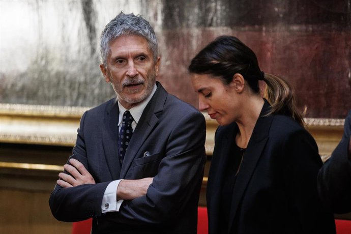 El ministro del Interior, Fernando Grande-Marlaska, y la ministra de Igualdad, Irene Montero, conversan a su llegada al VIII Congreso del Observatorio contra la Violencia Doméstica y de Género, en el Senado, en Madrid.