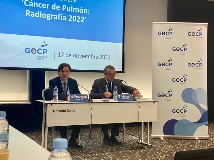 Presentación del informe 'Cáncer de Pulmón: Radiografía 2022', con el presidente del GECP Mariano Provencio y su secretario Bartomeu Massuti