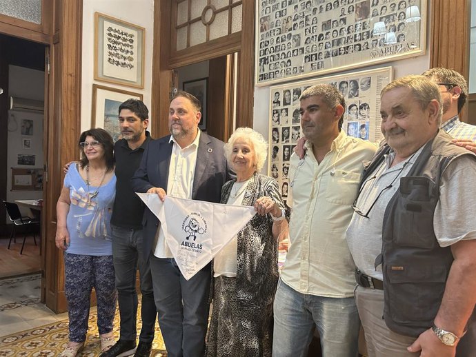 El líder d'ERC, Oriol Junqueras, al costat de la presidenta de l'Associación Civil Abuelas de la Plaza de Mayo, Estela de Carlotto