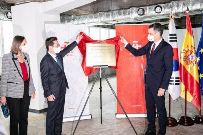 Pedro Sánchez y el ministro coreano de Cultura, Park Bo Gyoon desvelan la placa conmemorativa del futuro Cervantes de Seúl. Junto a ellos, la ministra de Industria y Turismo, Reyes Maroto.