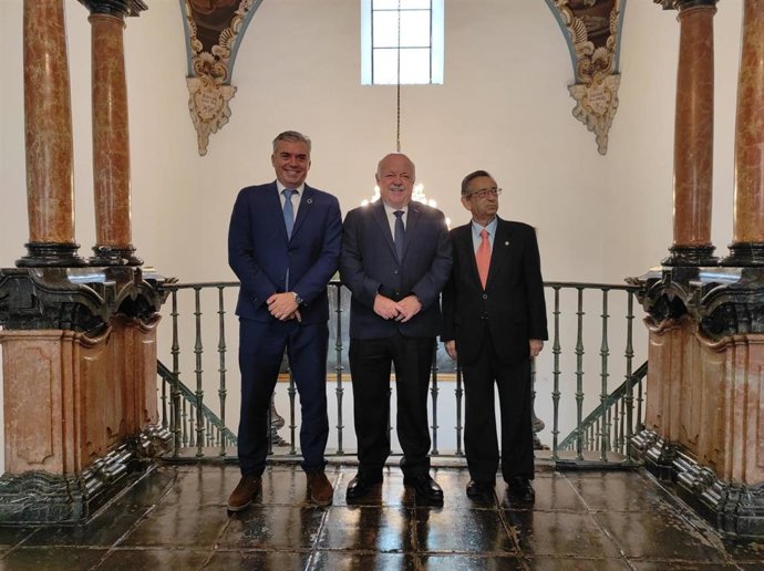 El presidente del Parlamento andaluz, Jesús Aguirre (centro), nuevo Cofrade de Honor de la Cofradía del Rabo de Toro Cordobés.