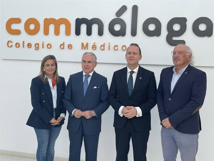 Junto Al Rector De La UNIA Y Al Presidente Del Colegio De Médicos Han Asistido A La Firma De Este Convenio, La Gerente Del Colegio, Cristina Gutiérrez, Y El Director De La Sede Tecnológica De La UNIA, Francisco González Fajardo.