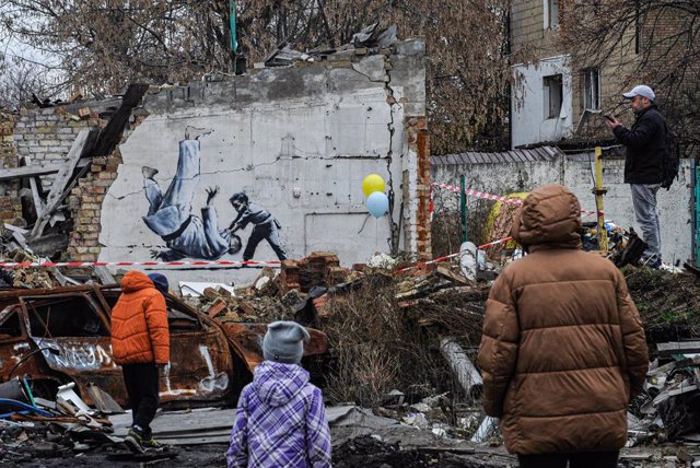 Mural del artista Banksy en una zona en ruinas de la ciudad ucraniana de Bodorianka.