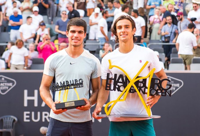 Archivo - 24 July 2022, Hamburg: Italian tennis player Lorenzo Musetti (R) celebrates whith the trophy after defeating Spanish Carlos Alcaraz during their men's singles Final tennis match of the Hamburg European Open. Photo: Daniel Bockwoldt/dpa