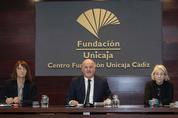 El responsable de Literatura de la Fundación Unicaja, Francisco Cañadas; la directora de Alianza Editorial, Valeria Ciompi, y Juana Salabert, en representación del jurado del Premio Unicaja de Novela 'Fernando Quiñones'