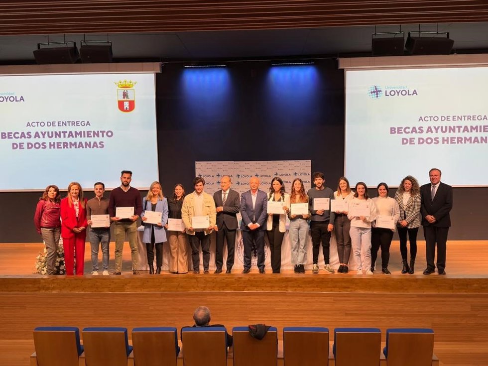 El alcalde de Dos Hermanas (en el centro), en el acto de entrega de 16 becas a jóvenes de la localidad para cursar uno de los másteres de la Universidad Loyola.