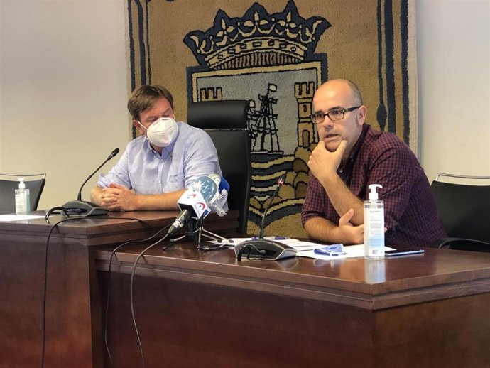 Archivo - El alcalde de Sada, Benito Portela, junto al representante del ayuntamiento en la comisión de expertos del Pazo de Meirás, Francisco Montouto