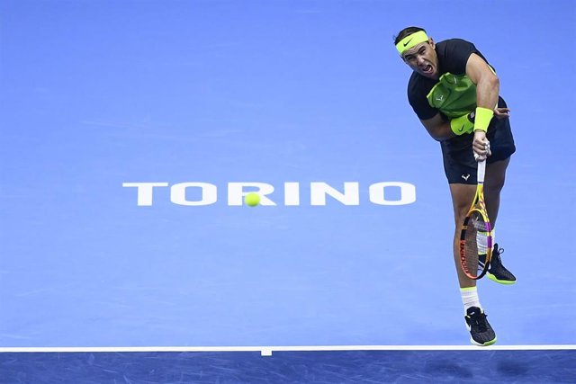 Rafa Nadal realiza un saque durante las Finales de la ATP 2022 de Turín
