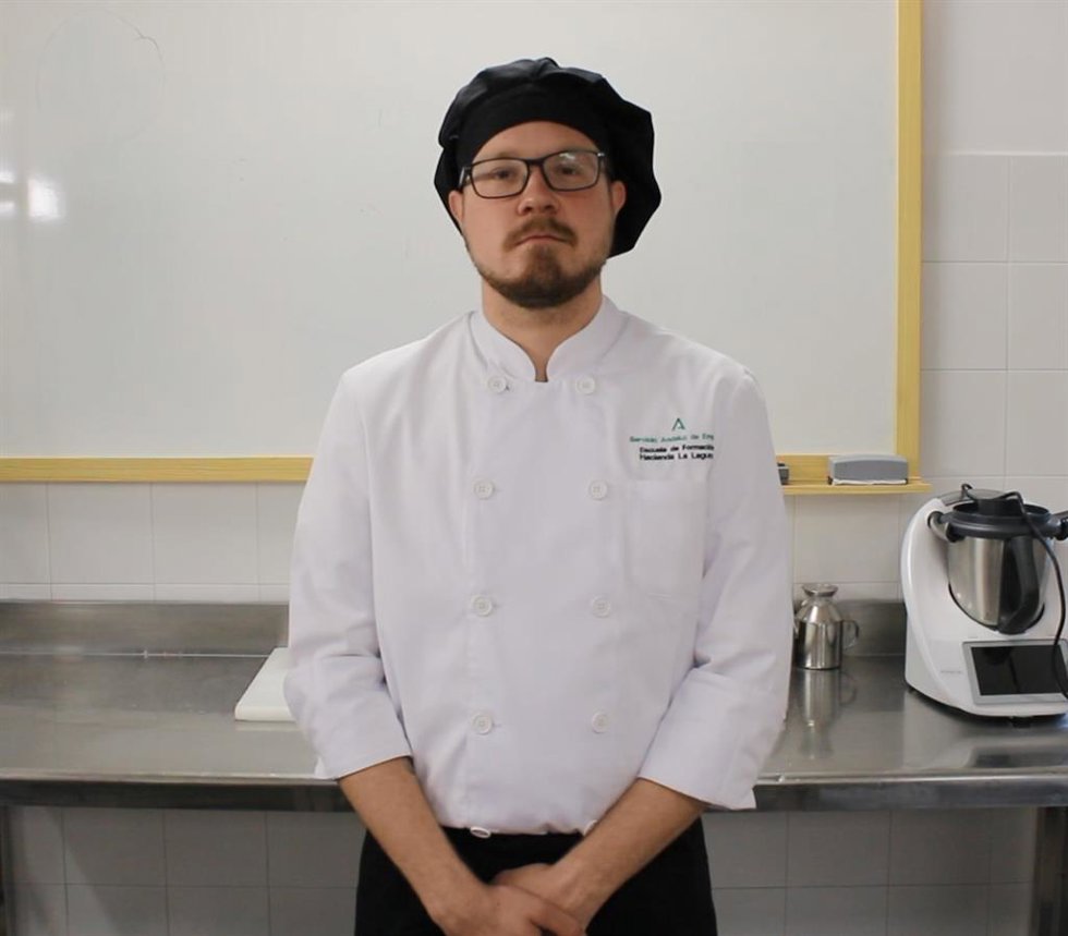 Jorge Molina, alumno de la escuela de hostelería La Laguna de Baeza, reconocido en la muestra MálagaCrea