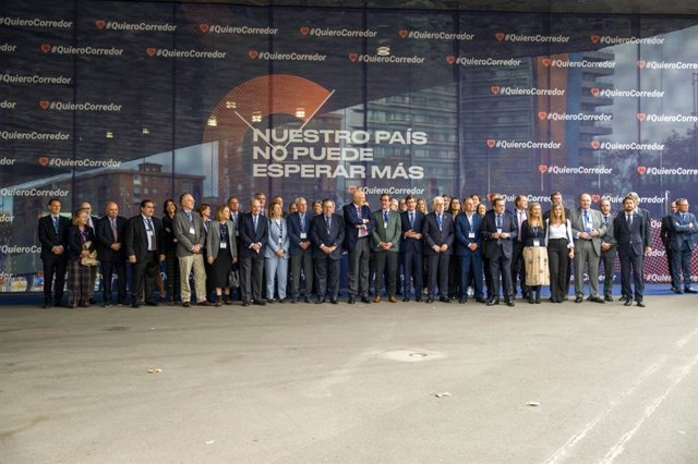 Foto de grup del 'VI acte empresarial pel corredor mediterrani' a Barcelona