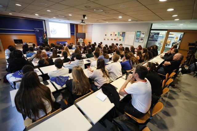 Primer taller impartido por la UAB y Adamed Foundation para despertar la vocación científica en estudiantes de bachillerato
