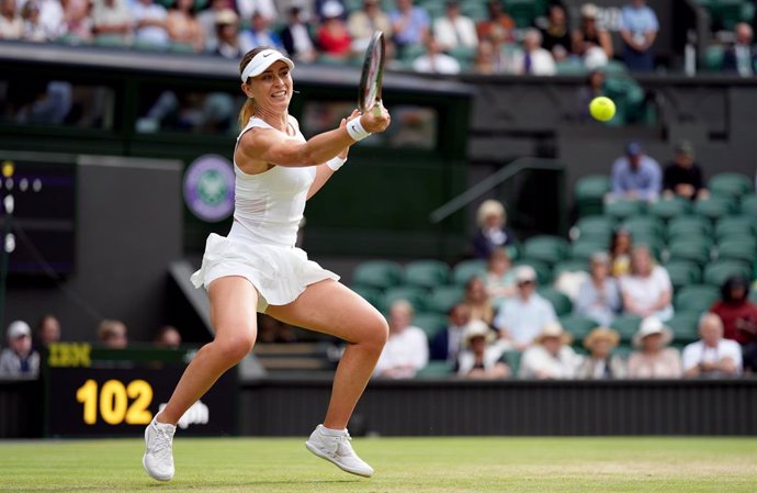 Archivo - 04 July 2022, United Kingdom, London: Spanish tennis player Paula Badosa in action against Romania's Simona Halep during their women's singles fourth-round match on day eight of the 2022 Wimbledon Grand Slam tournament at the All England Lawn 