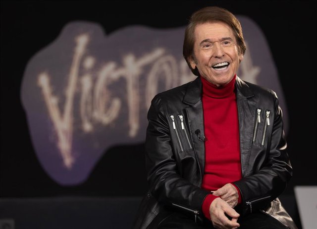 El cantante Raphael durante una entrevista para Europa Press, en la sede de Universal, a 17 de noviembre de 2022, en Madrid (España). 