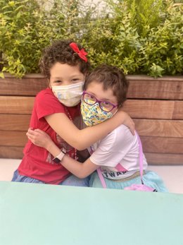 Leire y Corina, dos niñas en tratamiento oncológico.