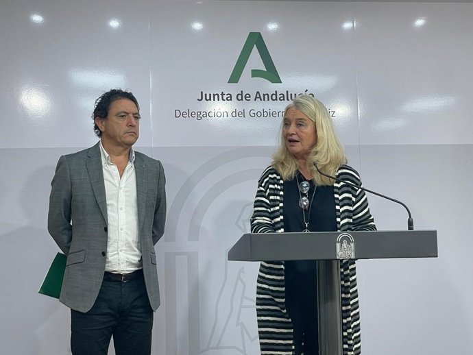 La delegada del Gobierno de la Junta en Cádiz, Mercedes Colombo, y el delegado territorial de Empleo, Empresa y Trabajo Autónomo en Cádiz, Daniel Sánchez Román, en rueda de prensa