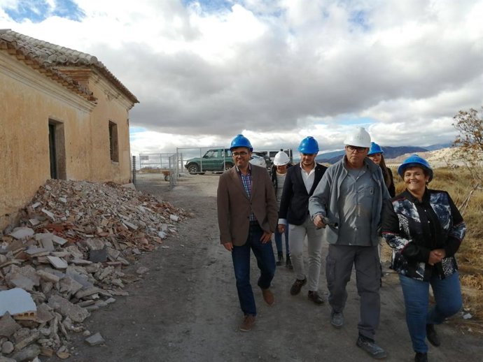 Alumnos del Programa de Empleo y Formación de la especialidad de 'Albañilería' convertirán una antigua escuela rural en aula de la naturaleza del Geoparque.