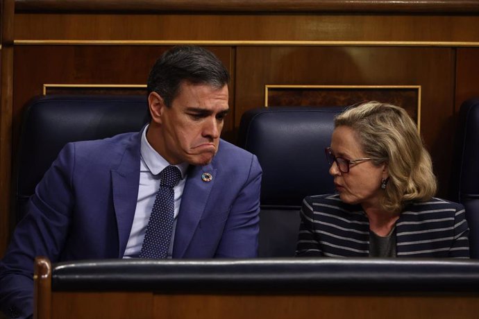 El presidente del Gobierno, Pedro Sánchez y la vicepresidenta primera y ministra de Asuntos Económicos y Transformación Digital, Nadia Calviño, durante una sesión plenaria en el Congreso de los Diputados, a 2 de noviembre de 2022, en Madrid (España). 